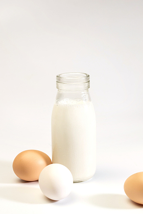 玻璃瓶牛奶和鸡蛋图片