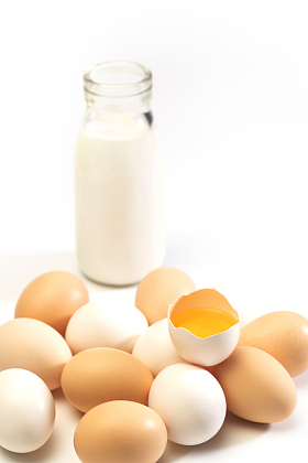 鸡蛋和玻璃瓶牛奶图片