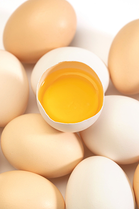 完整的鸡蛋和破碎的鸡蛋