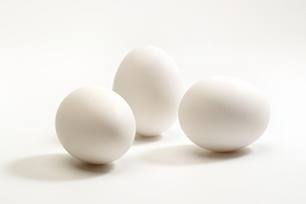 白色背景下的三个鸡蛋图片