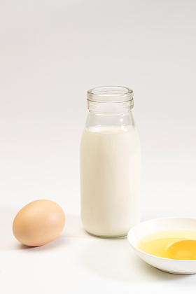 营养早餐鸡蛋和牛奶图片