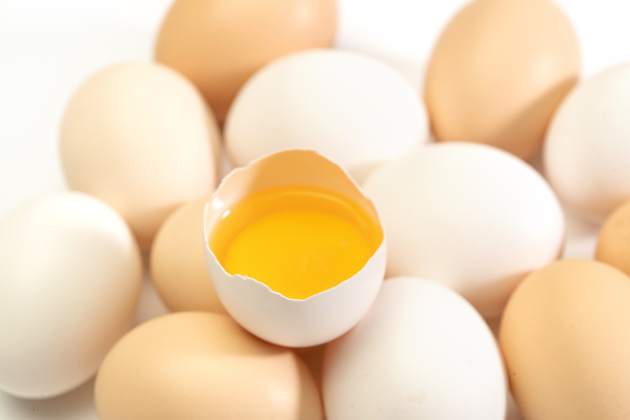 完整的鸡蛋和破碎的鸡蛋图片