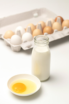 健康食材鸡蛋和牛奶照片