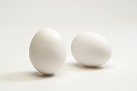 白色背景下的两个鸡蛋