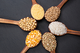 木匙盛着五谷杂粮照片