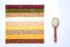 五谷杂粮平铺和盛满大米的木匙