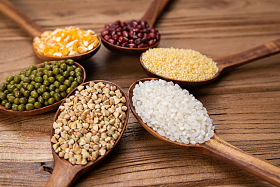 木匙盛着五谷杂粮照片