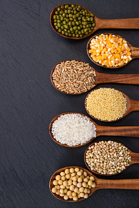 木匙盛着五谷杂粮照片