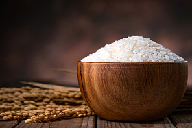 一碗大米和水稻照片