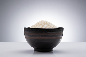 白色背景下的一碗大米