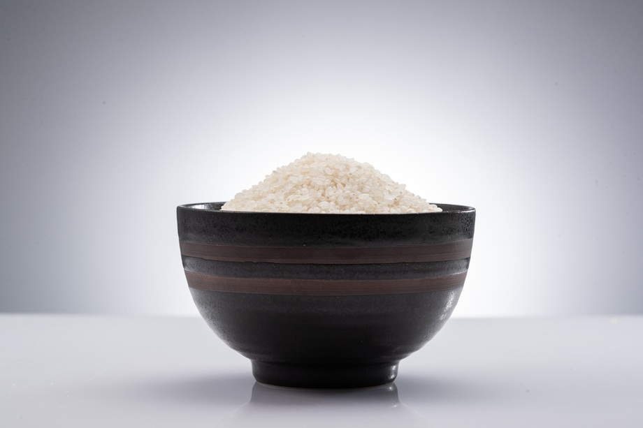 白色背景下的一碗大米 白色背景下的一碗大米