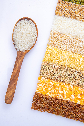 盛满大米的木匙和五谷杂粮图片