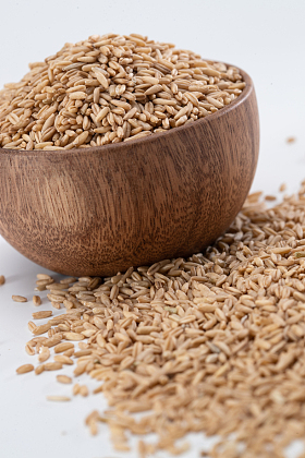 木碗装满燕麦米图片