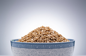 灰色背景下的一碗燕麦米图片