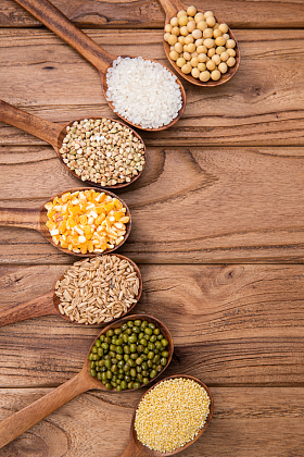 木匙盛着五谷杂粮图片