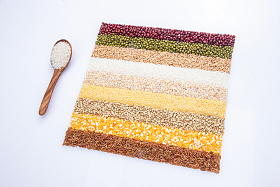 五谷杂粮平铺和木匙