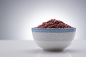 灰色背景下的一碗红豆图片