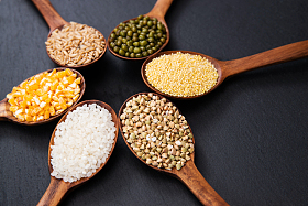 木匙盛着五谷杂粮照片