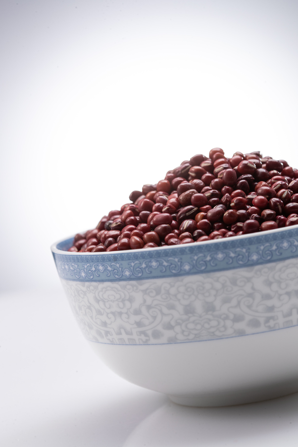 灰色背景下的一碗红豆照片 灰色背景下的一碗红豆照片