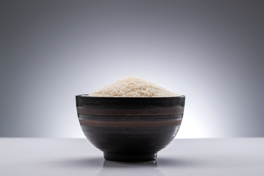白色背景下的一碗大米