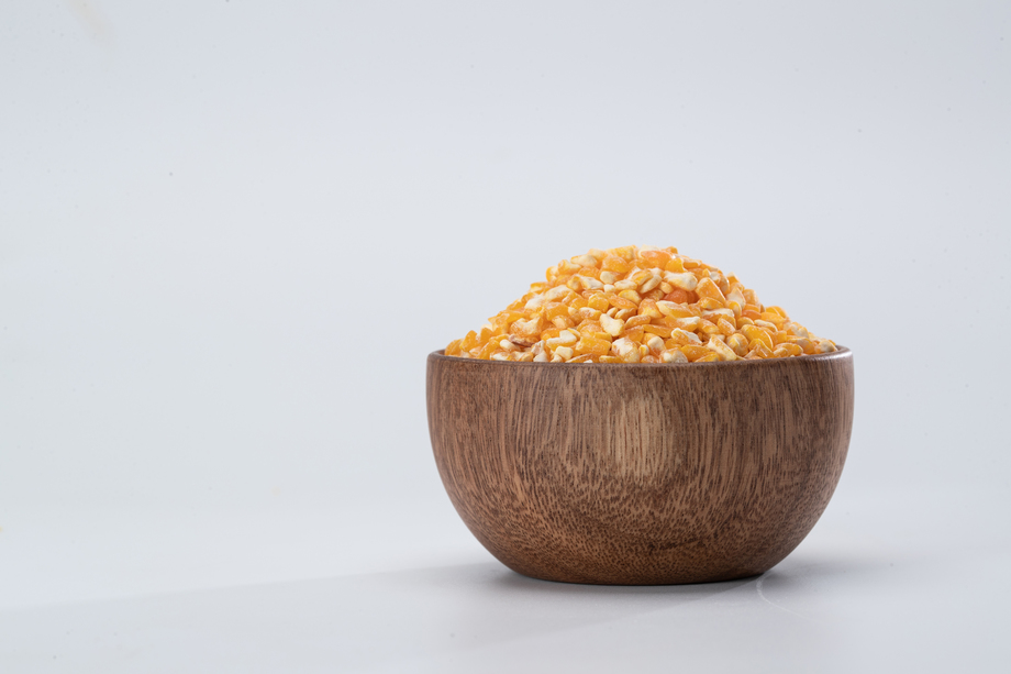 白背景下的一碗玉米粒 白背景下的一碗玉米粒