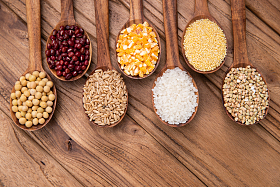 木匙盛着五谷杂粮图片