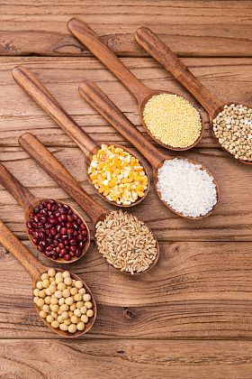 木匙盛着五谷杂粮图片