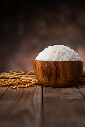 一碗米饭和水稻图片
