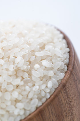 白背景下的一碗大米图片