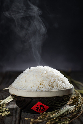 一碗热气腾腾的米饭照片