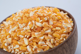 白背景下的一碗玉米粒