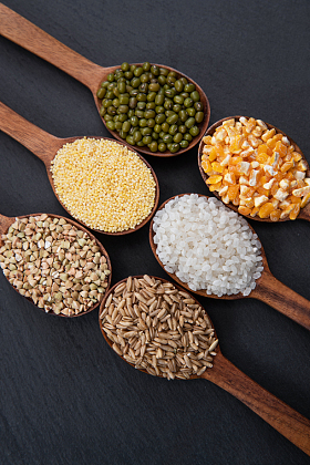 木匙盛着五谷杂粮照片