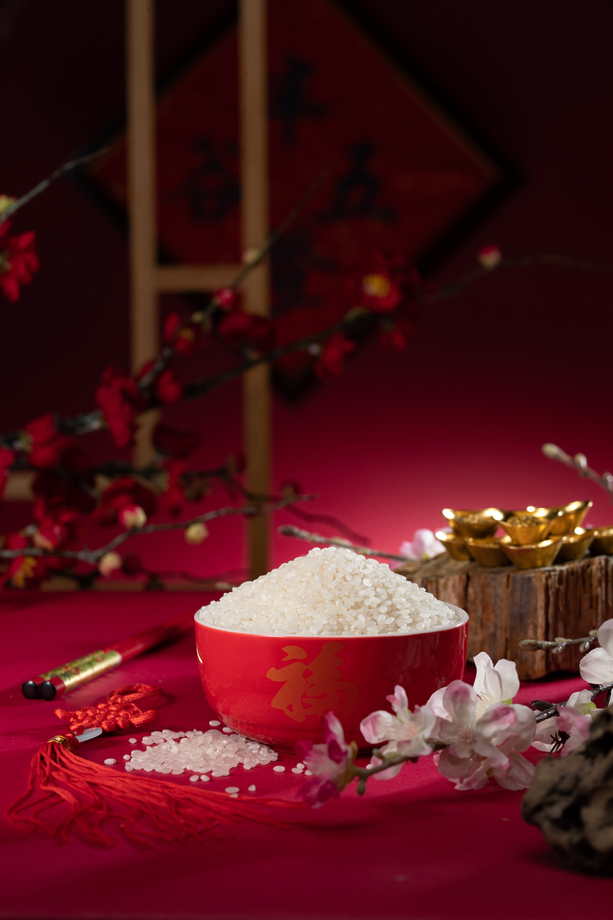 中国传统特色瓷碗盛大米 中国传统特色瓷碗盛大米