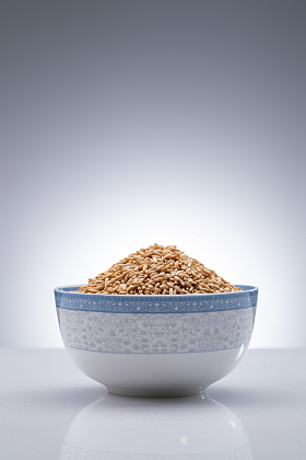 灰色背景下的一碗燕麦米图片
