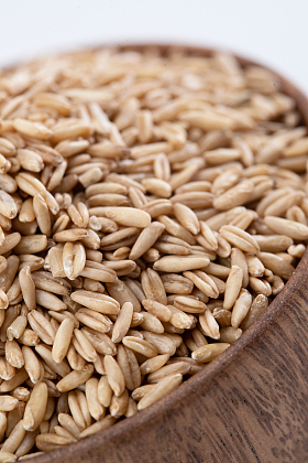 木碗装满燕麦米照片