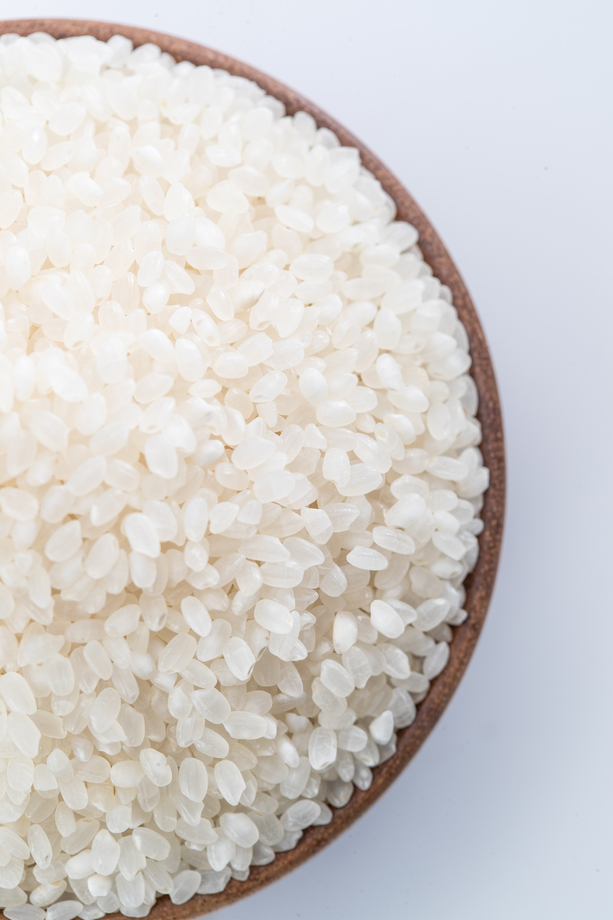 白背景下的一碗大米 白背景下的一碗大米