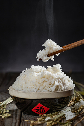 一碗热米饭和筷子照片