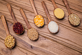 木匙盛着五谷杂粮图片