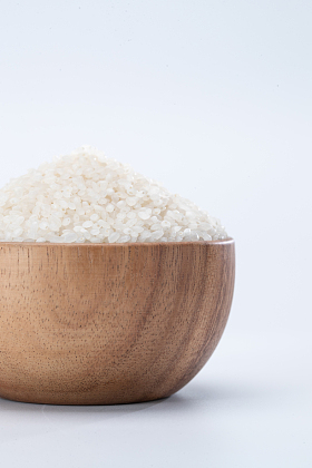 白背景下的一碗大米图片