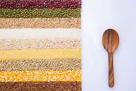 五谷杂粮平铺和木匙图片