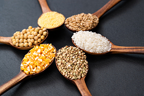 木匙盛着五谷杂粮图片