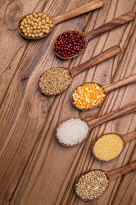 木匙盛着五谷杂粮照片