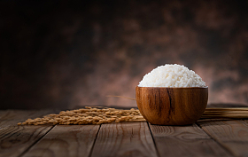 一碗米饭和水稻图片