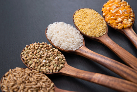 木匙盛着五谷杂粮照片