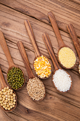 木匙盛着五谷杂粮照片