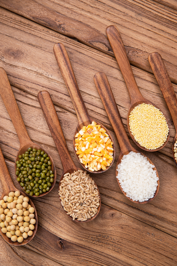 木匙盛着五谷杂粮照片