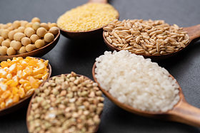 木匙盛着五谷杂粮图片