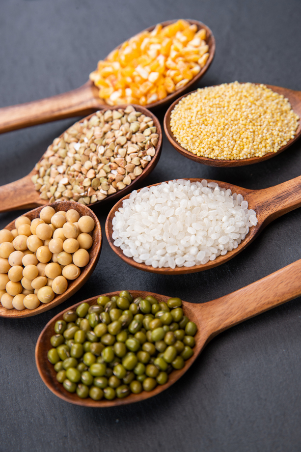 木匙盛着五谷杂粮照片