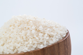 白背景下的一碗大米图片