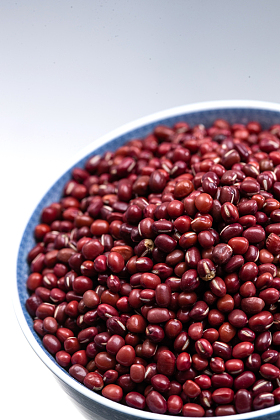 灰色背景下的一碗红豆